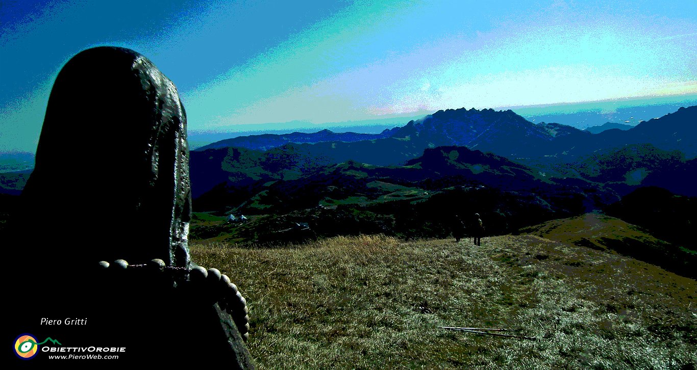 87 Dalla Madonnina di Cima di Piazzo il Resegone e la pianura.jpg